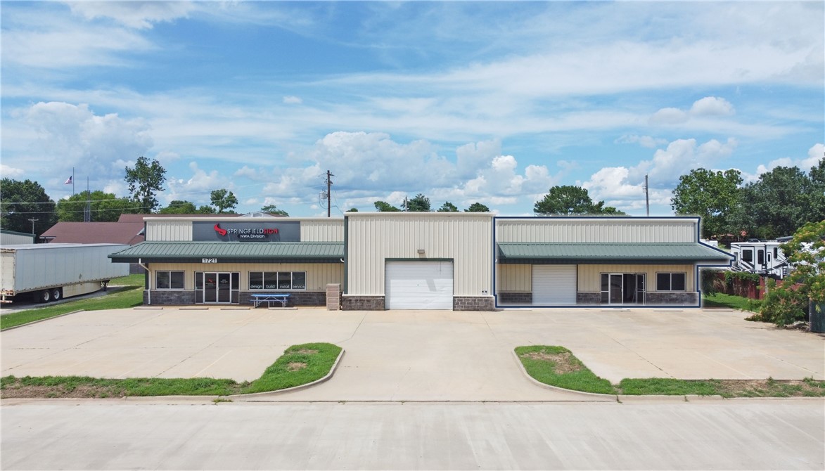 Available: 2,579 sf.
Asking rent: $12.00 psf | nnn.
Grade level door: 1 (10 x 10).
Min wall height: 13' 10".
Max peak height: 18' 6".
Clear span: 11' 9".
Power capacity: 225 amp | single-phase.
Parking spaces: 9.
Located just 2 miles from Interstate 49, this 2,579 sf flex space is located directly off of Dixieland Rd. Available for lease at $12.00 psf nnn. The property features 318 sf of office space, one bathroom, and one grade-level door.
Please note: the office was undergoing renovations at the time the photos were taken.