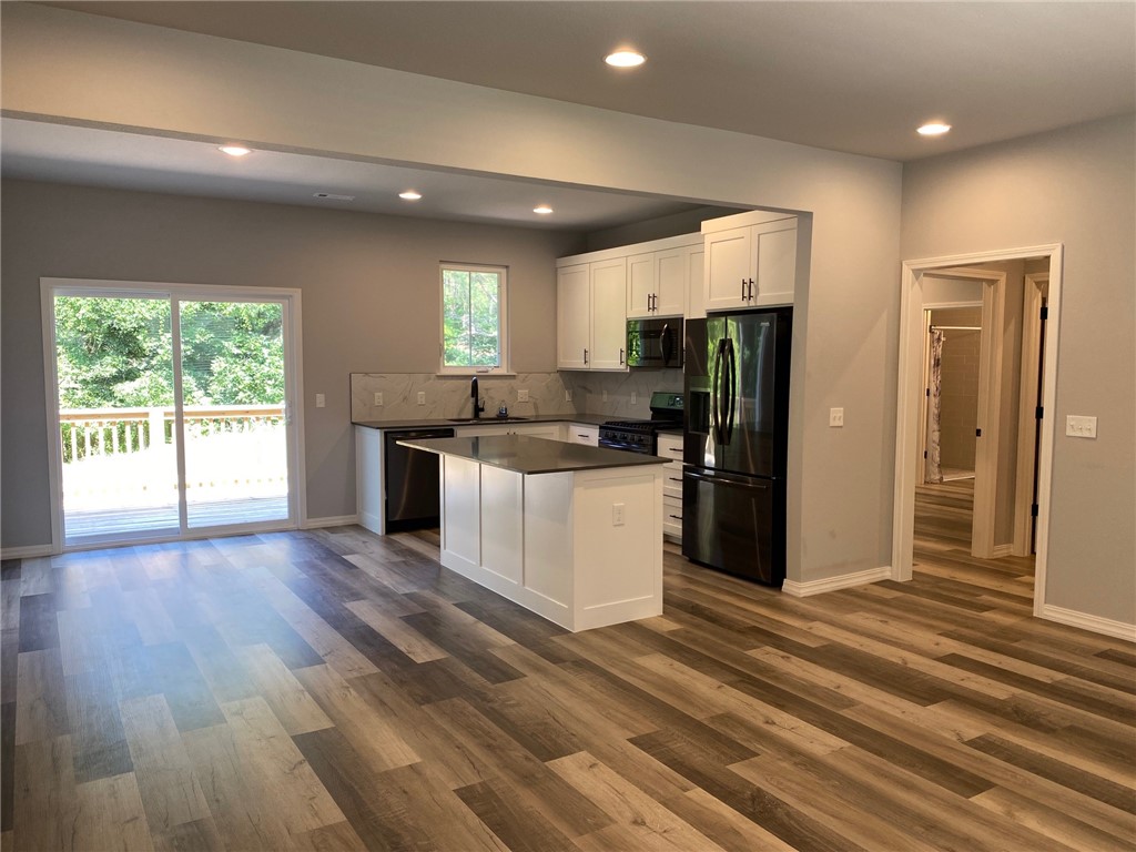 NEW BUILT- 3 bedroom 2 bathroom home. Full appliance package (to include refrigerator/washer/dryer) Kitchen offers island w/ electric & cabinets, gas stove/oven-runs off 100lb cylinders, ample cabinets. Dine in kitchen. Open concept to living room w/ gas fireplace. Large bedroom-split. Master Bedroom offers walk in shower/walk in closet. .
Private yard w/ deck overlooking wooded view. Quick access to Bella Vista amenities.