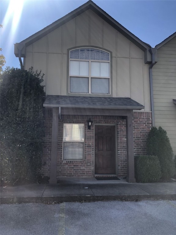 Excellent corner townhome in North Fayetteville. 2 Bedrooms, 2.5 baths. Small Patio off the kitchen. The townhome features hardwood floors, oversized closets, gaslight fireplace. Washer and dryer connections. Perfect location for Springdale and Fayetteville access. Close to shopping, entertainment, and I-49.