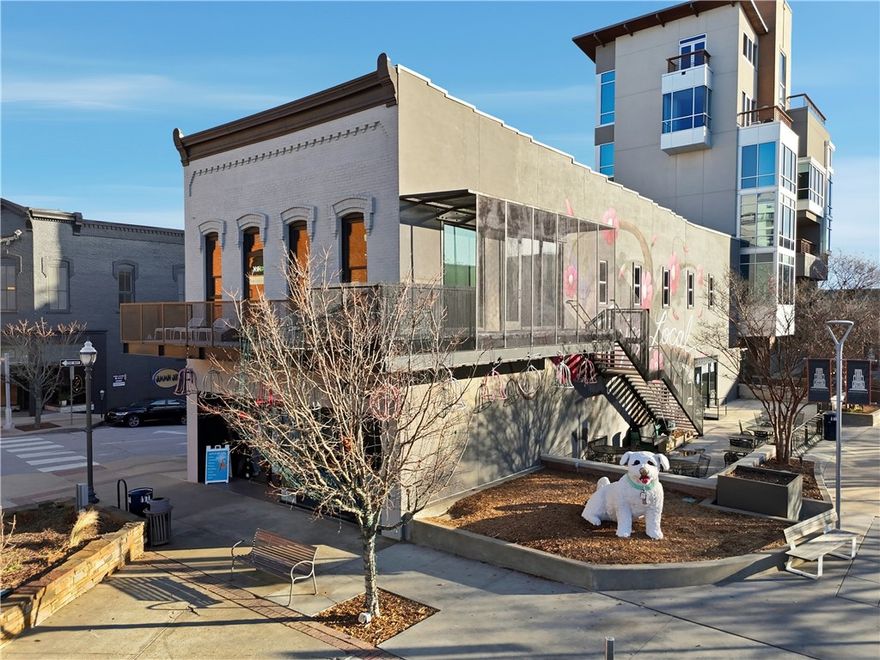 +/- 120 SF office suite for lease in prime Fayetteville location. Located directly on the Downtown
Fayetteville Square, this office space offers access to restaurants, shops, and entertainment along with
access to the Razorback Greenway. This office suite in located in the modern 1 W Mountain building with
high visibility and convenient access. This suite is on the 3rd floor with community men's and women's
restrooms, lobby/waiting area, and modern conference room. Personal parking spots are available in the
attached garage for $175/mo. This garage has elevator access directly to your floor. This suite is above
the Jammin Java coffee shop, directly next to Tiny Tim's Pizza, and a short walk to Hugo's restaurant
providing many options for lunch breaks! Offered on a gross lease, with internet included, you benefit
from easy and predictable costs.