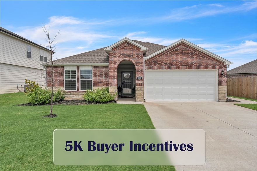 *$5,000 INCENTIVES FOR YOU* 3K Preferred Lender Credit & 2K Buyer Concessions
Welcome to Heritage Ranch Subdivision—Where Comfort Meets Convenience. This Newer Home is Move-In Ready & was completed in 2024. The Knighton floorplan is an open concept w/ 4BR's, 2Ba, 2020Sqft. on .23Ac. Enter the home & to your right is the kitchen of your dreams. Oversized countertops, ample storage, pantry & bar top space. Centrally located is the LRoom w/ LVP and area for dining. Oversized Primary is off the LRoom w/ a generous bathroom and walk-in. Front room has LVP & could be utilized for flex space. Step outside and enjoy a covered patio, flat backyard & privacy fencing all around. Build an outdoor living/ grilling space & the garden of your DREAMS! Also, for your convenience, you'll find schools to choose from! The Family Aquatic Center w/ waterslides, multiple parks & a golf course; Perfect for Play & Picnics—all adding to the neighborhood’s unbeatable location & charm Siloam Springs offers you. New Roof/ Gutters 2025.