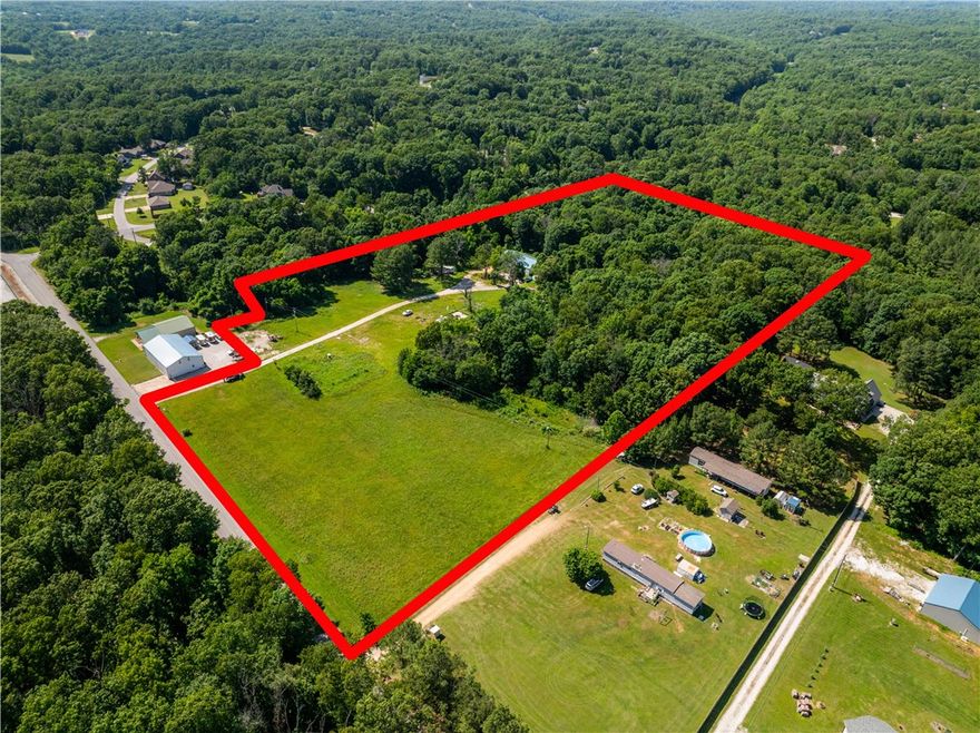 12.9 Acres Between Bentonville & Bella Vista – Prime Location with Infrastructure!
Incredible opportunity in one of Northwest Arkansas’ fastest-growing areas! This 12.9-acre tract is ideally situated between Bentonville and Bella Vista, just south of the Little Sugar Trailhead, with paved road access and direct proximity to world-class mountain biking trails. The property is outside city limits, offering flexible development potential and fewer restrictions. Includes a 2014-built 40x70 insulated metal building with geothermal heating and air, concrete slab, and multiple use options. The land features a mix of open and wooded acreage, gently rolling topography, and 1350 ft elevation. Utilities in place: private well, two septic systems. City water is accessible from Howland or via easement from Prescott. Public sewer is nearby across Prescott. Whether you’re seeking private estate land, development potential, or investment in a high-demand corridor—this property has location, infrastructure, and major upside.