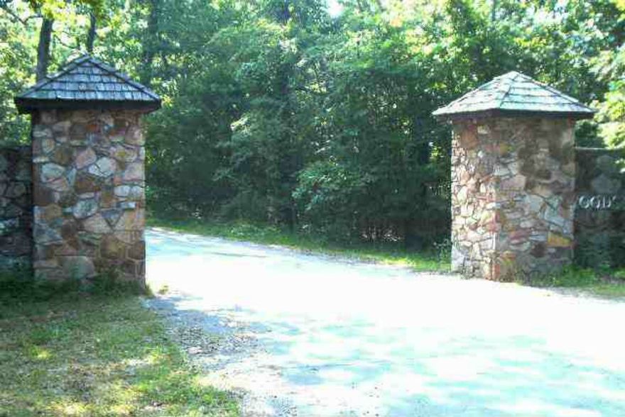 Beautiful lot in Woodstone Subdivision in Bull Shoals, AR! Ready to build on! Tree shaded and city utilities! Lot has 200' of road frontage with level to gentle slope. Close to Bull Shoals Lake and White River accesses