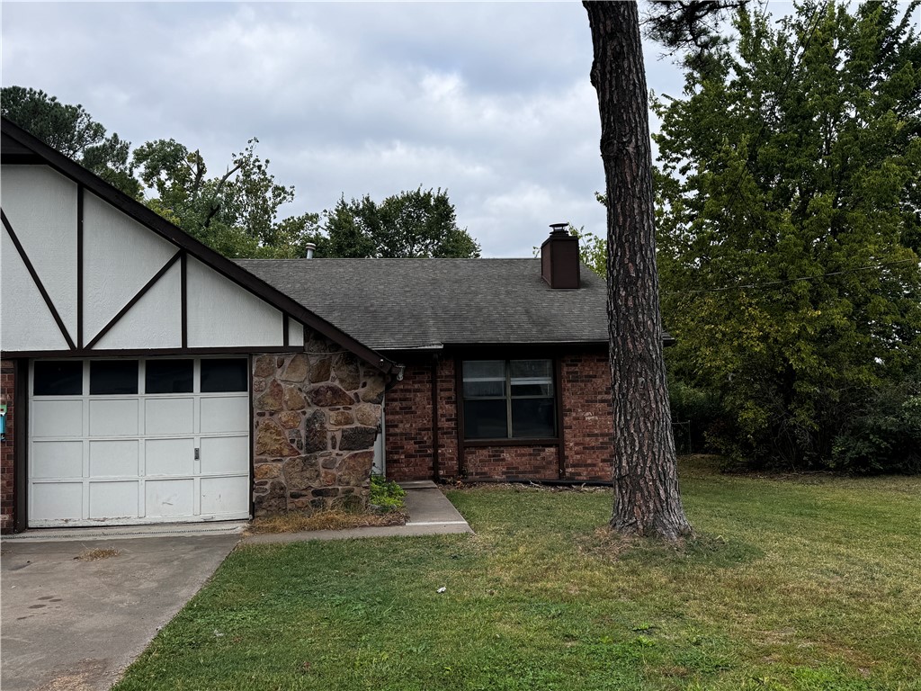 Nice 2 BR/2BA Duplex close to downtown Bentonville. 1 car garage and fenced backyard.