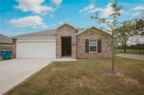 Photo of 806 Comanche Drive, Gentry, AR 72734 (MLS # 1344013)