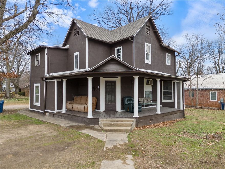 +/- 9% cap rate on actual financials! This excellent investment opportunity in Siloam Springs features a
+/- 3,029 SF property with four fully occupied rental units. The property includes a mix of unit sizes: two 1-bed, 1-bath units, one 2-bed,1-bath unit, and one 3-bed, 2-bath unit, totaling 7 bedrooms and 5
bathrooms. Three of the units have contracted leases, while one operates on a month-to-month basis, with rental rates ranging from $600 to $1,100/mo. Each unit's cabinets have recently been replaced. The
property does not feature central air, each unit is equipped with a window unit. The property consists of a two-story home and a detached home. Conveniently located just 350 feet from S Mt. Olive St. and only 0.5 miles from US. Highway 412 and Harps Food Stores, this property provides easy access to local amenities and major roadways, making it an attractive option for investors.