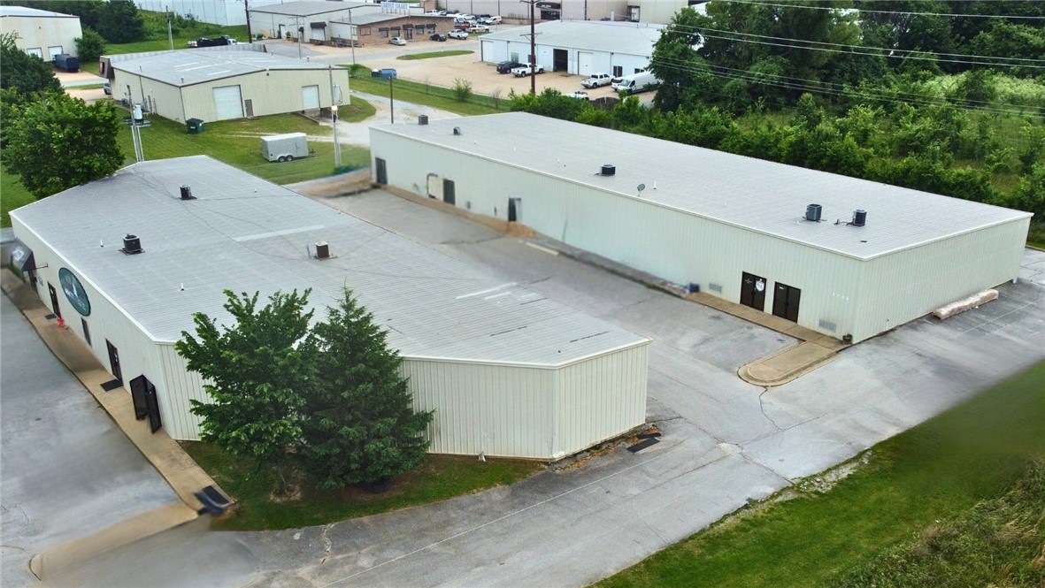 Available: Unit C: 1,217 SF.
Asking rent: $12.50 PSF | NNN.
Roll-up doors: 1 (12’ x 10’).
Clear height: 15’.
Sprinklers: No.
Power: Single-phase.
Property highlights
Located on Hwy 71B.
Located one mile away from Interstate-49.
An ideal use for dry storage, contracting warehouse, or light industrial purpose.
Unit includes a bay level door, small office space, and restroom.
Space to be delivered in white box condition.