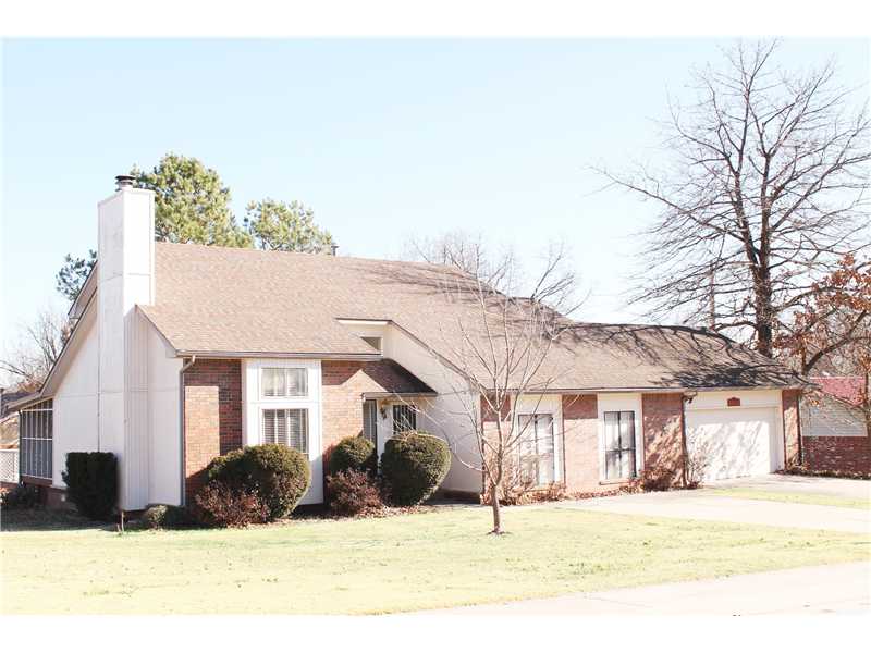 Great one owner home on large corner lot. Master bedroom is on the main level. Two bedrooms and Jack & Jill bath on upper level. 2 living areas. Main living room with fireplace and soaring vaulted ceiling. Spacious 20'x21' family room/game room.,Walk-in closets in all bedrooms. Screened in back porch and back deck for BBQing! Garage is deep enough to store a boat (22'x24.5'). Seasonal water meter for inexpensive irrigation. Close to Hunt Park. Great house! Move-in ready!