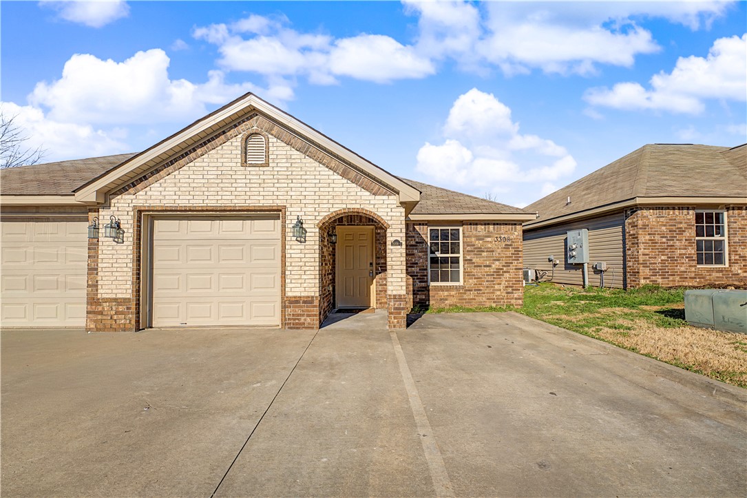 CARRIAGE SQUARE COURT HPR-BENTONVILLE - Residential