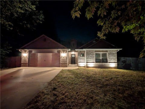 Photo of 1918 S Garland Avenue, Fayetteville, AR 72701 (MLS # 1358993)