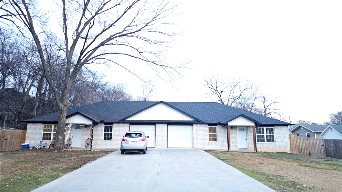 Newly Built Duplex for Sale - Perfect for Live-In & Rent Out Opportunity!
Located within walking distance to the university and close to downtown amenities and shopping, this fully brick duplex, built in 2021, is the perfect investment opportunity. Live in one side and rent out the other!
Features: Side B Available for Showing,3 Bedrooms, 2 Bathrooms, 1-Car Garage,Fully Fenced Backyard for Privacy.Modern Kitchen & Bathrooms with Granite Countertops,Large Walk-In Closets,Beautiful Ceramic Tile Throughout,Spacious Layout.
Side A is currently occupied, and access will be granted once an executed contract is in place. The current lease for Side A expires on August 31, 2025.
Don't miss out on this unique opportunity! Schedule your private showing today—call now!