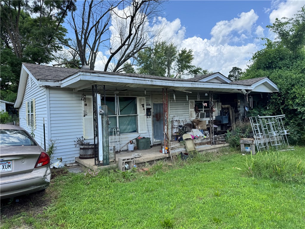 Investor Special in Russellville ā Sold As-Is!
This 3-bedroom, 1.5-bath home is priced to sell at just $45,000! Located conveniently in town, this property offers a great opportunity for investors or anyone looking for a fixer-upper. It does need work, but with the right vision, it could be transformed into a solid rental or resale. Nice layout with good bones ā bring your tools and your imagination! Donāt miss out on this investment opportunity in a prime location!