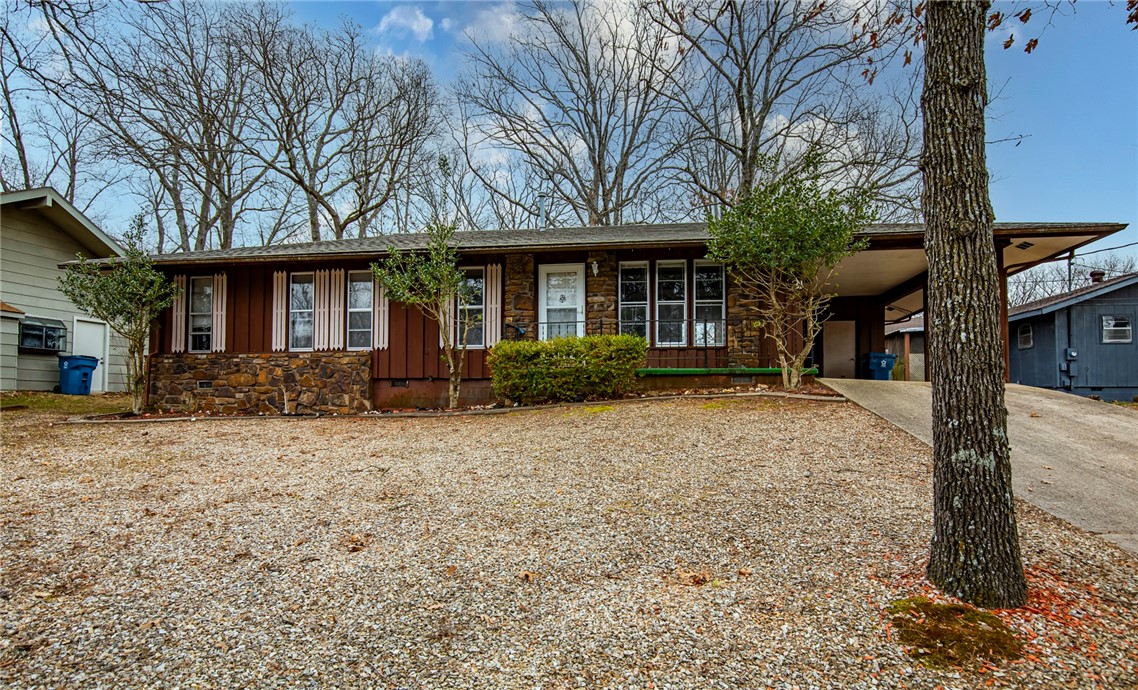 Nice starter home or rental property. 3 bedrooms ,2 baths. Newer tile shower , laminate floors and carpet
Furnance replaced . Near the Back Forty Trails , town center and Hwy 71. Could use a little face lift but has good bones. Level backyard. Offers will be reviewed Monday Jan. 25 at 5:00 .