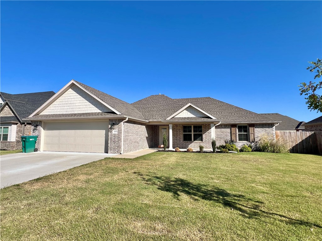 4 Bedroom 2 bath home with bonus study room in this new subdivision with a community pool and park and playground. Granite Counter Tops, Custom cabinets, and stainless appliances. This is a very clean home in a well manages neighborhood.
To apply to rent please go to http://www.orchardpropertiesar.com/