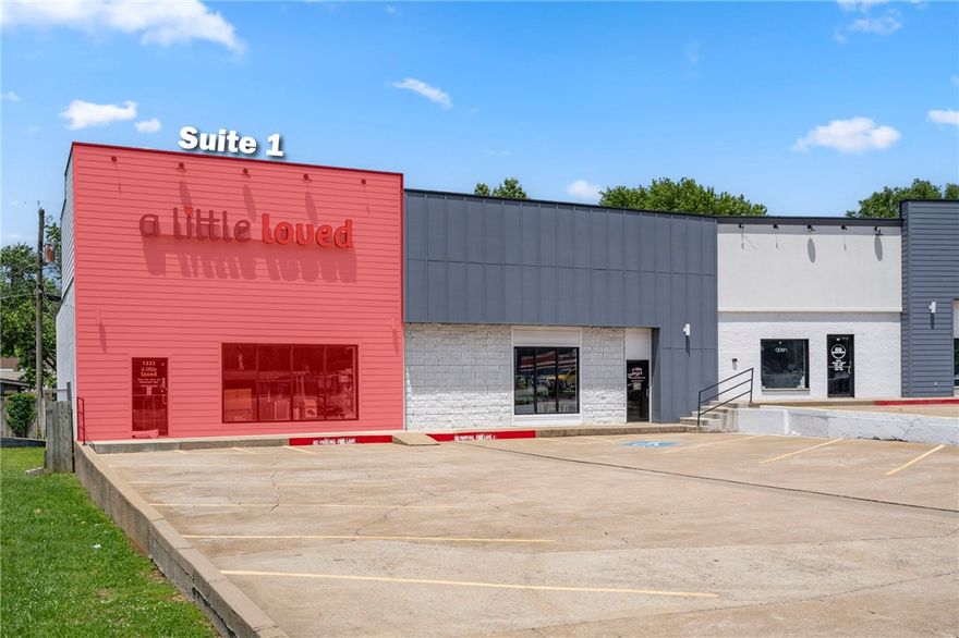 Class-A Retail Space for Lease on Highway 412 in Siloam Springs, AR. This highly visible ±1,350 SF retail
storefront is positioned directly along the Highway 412 corridor with approximately 29,000 vehicles per day offering exceptional exposure and easy access for customers. The space features a large open showroom floor, an ADA-compliant restroom and one large storage room, providing an efficient and flexible layout for a wide range of retail users. Delivered in turnkey condition, this property is ideal for a high-quality retail, boutique, or service tenant seeking a strong presence. Surrounded by established national retailers including Walmart Neighborhood Market, KFC, Sonic Drive-In, AutoZone, Taco Bell, and O’Reilly Auto Parts, this location benefits from consistent traffic and built-in consumer demand.