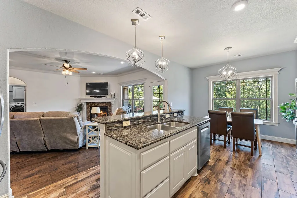 Bella Vista, Arkansas 72714, United States, 3 Bedrooms Bedrooms, ,3 BathroomsBathrooms,Residential,Active,225251