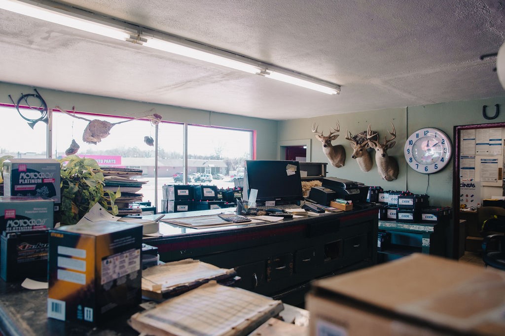 Main image without alt text