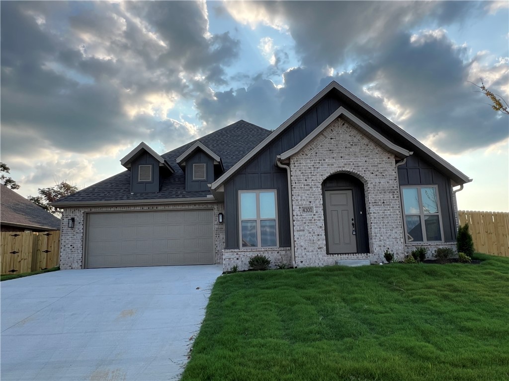 Welcome to this beautifully built new construction home, featuring 3 spacious bedrooms and 2 modern bathrooms. Set on a generously sized corner lot, this property offers plenty of open space and privacy.
Enjoy the contemporary design with elegant granite countertops in the kitchen, perfect for cooking and entertaining. Conveniently, the home includes a washer, dryer, and refrigerator, so you can move in with ease.
Donāt miss the opportunity to live in this stylish and well-equipped rental home. Contact us today to schedule a viewing!