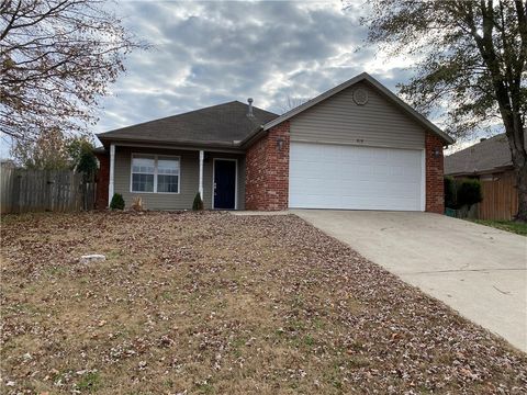 Photo of 818 S Eastview Drive, Fayetteville, AR 72701 (MLS # 1341583)