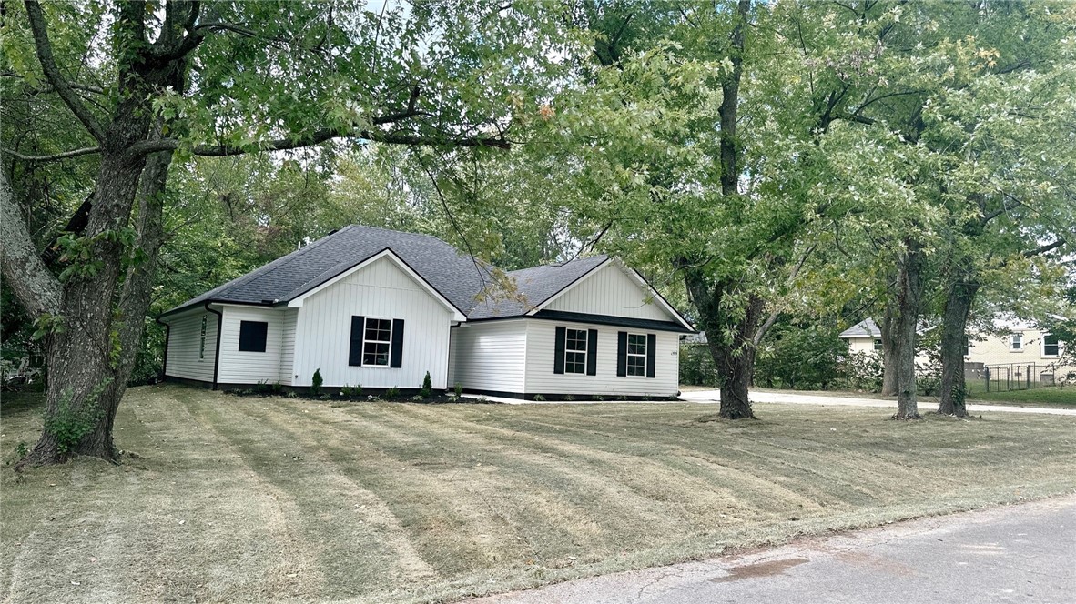 Beautiful new construction house near downtown Lincoln. Very well built. Epoxied garage floors, 3 cm granite countertops, open floor plan, tray ceilings. Don't miss out on this beautiful new home!