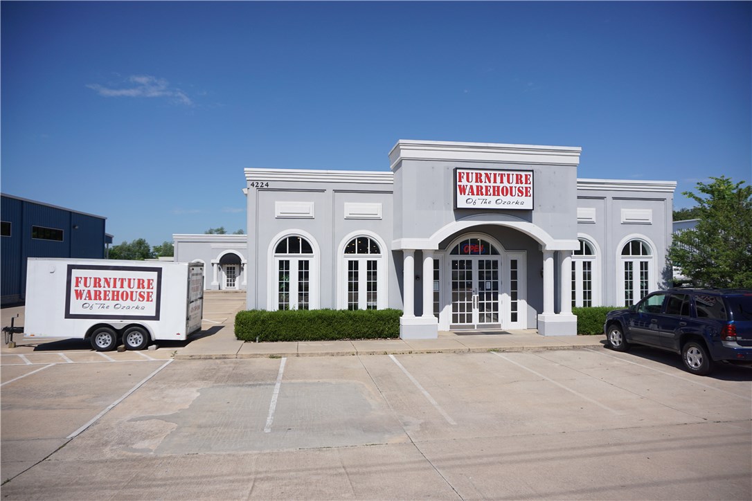 Great frontage on S.Thompson between Springdale & Fayetteville, 8940 sqft metal building with 4670+/- sqft of showroom, 1612+/- sqft of office & 2658+/- SQFT heated warehouse. Building is zoned C-2. Vacant. 5 offices, break room, 3 restrooms, 2 docks. Traffic Count 29,000 daily.