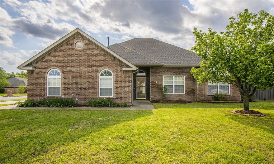 Gorgeous home on corner lot in Summer Meadows subdivision. New roof in 2015. New hot water heater in 2016. New flooring in 2019. This home is move-in ready and boasts many great features such as a side entry garage, eat-in kitchen, gas fireplace, large living room, gorgeous crown molding, his/her closets and sinks in master bath, and a covered back patio. The home is also handicap accessible and located within walking distance to Ward Nail Park! Don't miss this one!