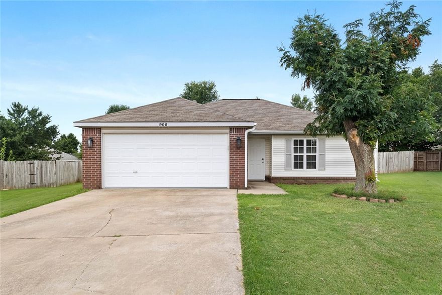 Experience Bentonville in this fully furnished home with all amenities included. This 3 bed, 2 bath house can sleep up to 6. It is centrally located off of Hwy 102 and near access to the Razorback Greenway which makes it a great place to ride and explore the Bentonville area. Landlord covers utilities up to $250 each month. Flexible leasing arrangements are available, including month to month and nightly rates. Available Dec 1 2025. Pets are negotiable.