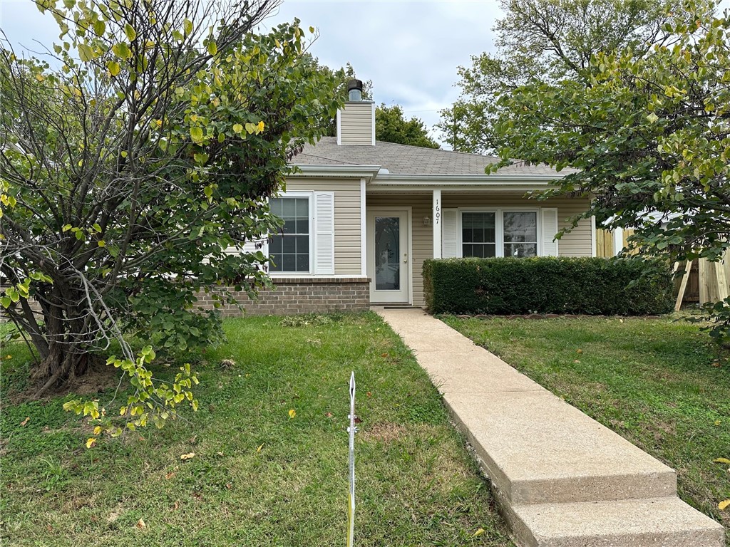 Central Bentonville 3/2 with refrigerator included. Close to schools, shopping, and Wal-Mart home office. One car garage, no smoking.