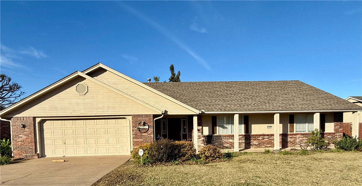 Beautiful spacious 3 bedroom 2 bath 1900 sq ft home in Indian Hills Subdivision. Walk in closets in all bedrooms . Large kitchen and dining room with breakfast bar and desk.Gas log fireplace in living room. Large privacy fenced yard with covered deck. Great Rogers location near Pinnacle Mall, hospitals, restaurants and shopping. Available NOW