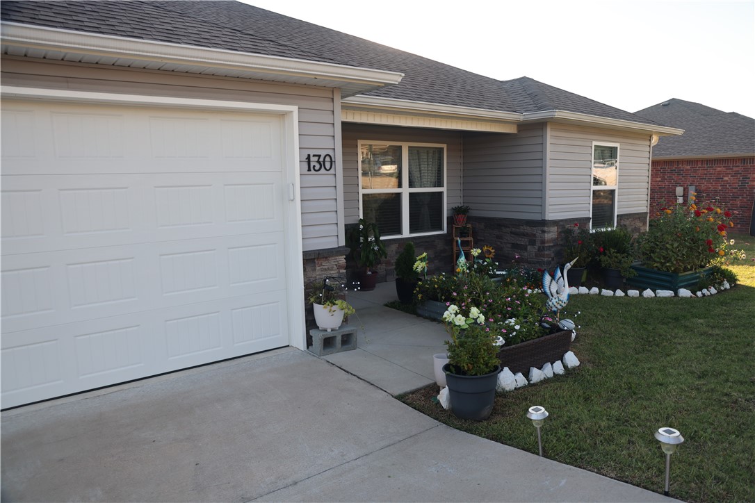 Like -new-4-year old home in Huntsville! This well-maintained beauty offers modern style and comfort throughout. Enjoy the spacious layout and a beautiful covered patio perfect for relaxing or entertaining. Move in ready and truly a must-see to appreciate!
Bonus-Solar panels aready installed for lower electric bills- Buyer will assume the payments.
