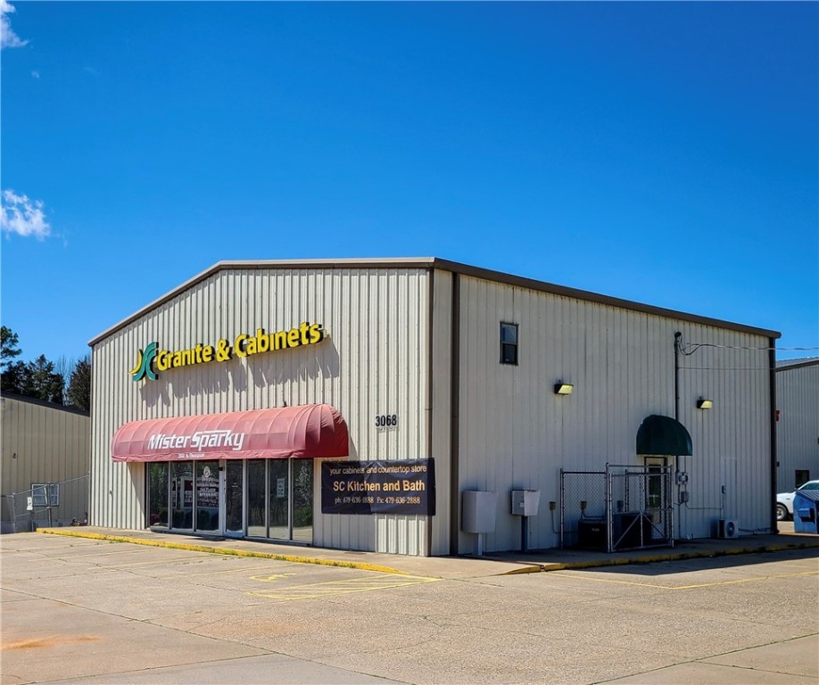 Building with many potential uses for lease in an industrial area of town. Conveniently located between Downtown Springdale and Wagon Wheel Rd. High traffic area near many offices, retail, and restaurants. Freestanding, office/flex space for lease. Ample parking, 26,000 CPD. 2 large roll-up doors. Upstairs- 3 offices, restroom, kitchenette, & conference room. Downstairs- 5 offices, breakroom/kitchenette, restroom, & reception area.