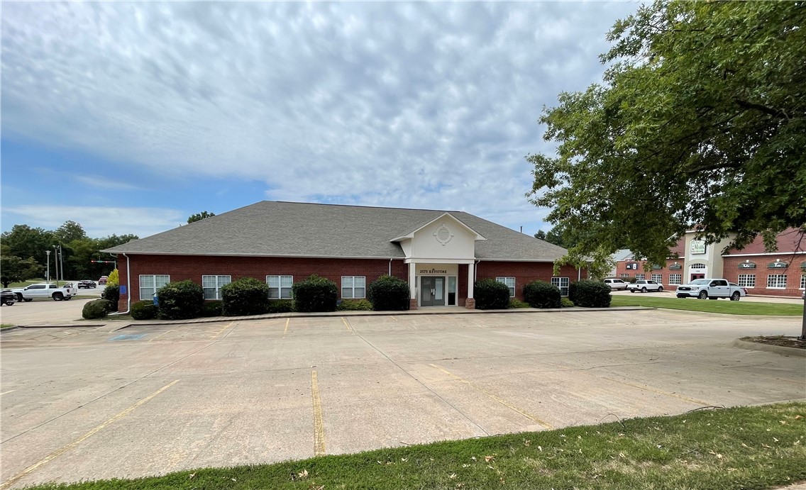 Prime location. Centrally located between College Ave and Gregg. Building is visible from the high traffic intersection of Sunbridge and Gregg. Close to Hospital, VA, University, on U of A bus route, and only 1.5 miles to I49.Good layout with separate mens/womens bathrooms, plus janitor's closet and breakroom. Currently set up as office space, but could be retrofitted for medical or other. Plenty of dedicated parking. Upgraded breakroom, new flooring in entry, baths, breakroom.