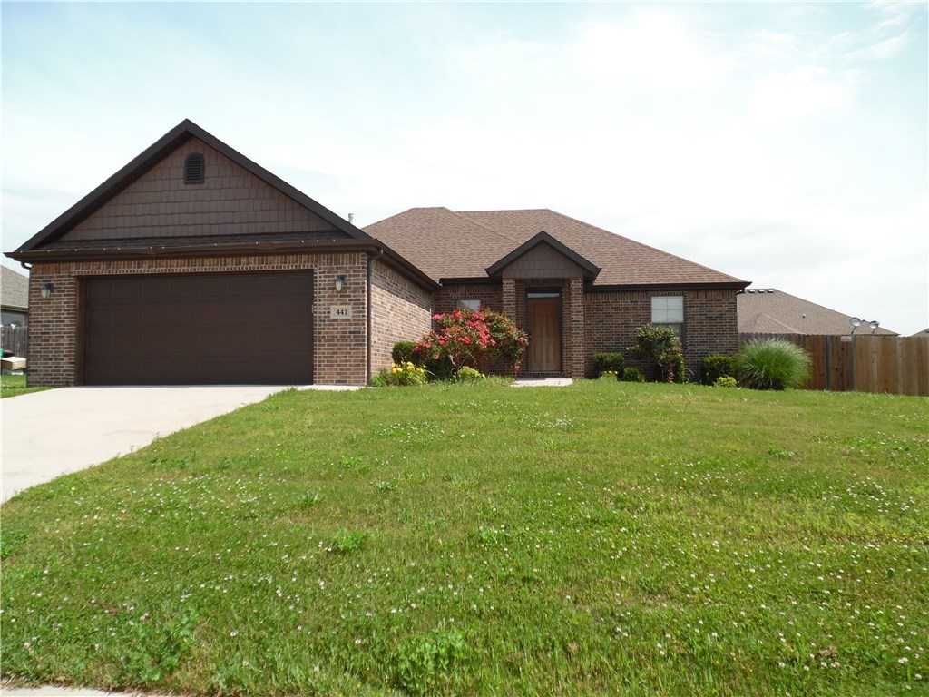 Nice home in Sienna Estates that features 3 bedrooms, 2 bathrooms, dining are, office, gas log fireplace, covered patio, fenced yard, separate shower and jacuzzi tub in Primary bathroom, granite counter-tops, and much more! Community pool and clubhouse access!
