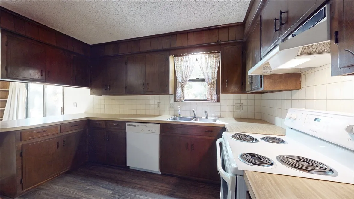 Fayetteville, Arkansas 72704, United States, 3 Bedrooms Bedrooms, ,2 BathroomsBathrooms,Residential,Active,242639