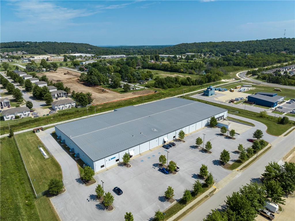 80000 SQF building in Springdale Industrial Park, Near I-49, 71 business, highway 412 and 265. 7642 Sf office space and 59,000 Sf available with 5 Docks, 3 Drive in Doors , Clear Height 28' , 120 parking space and 3 air compressors. Very well built in 2016.