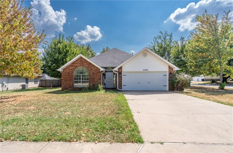 Photo of 1302 Michael Lane, Siloam Springs, AR 72761 (MLS # 1362230)