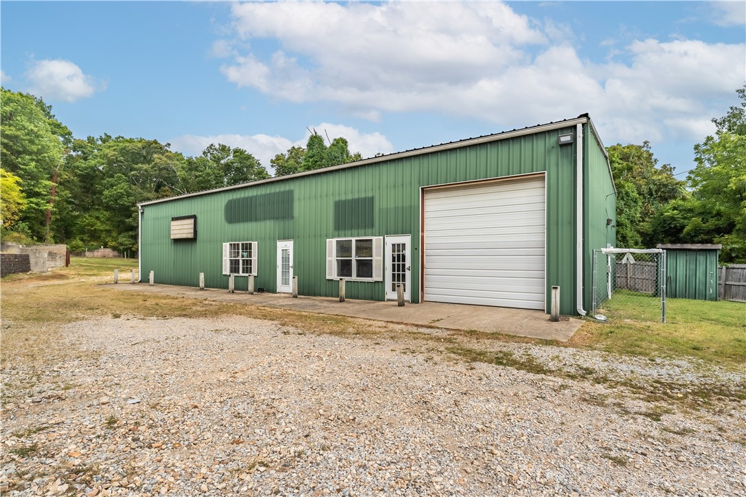 Check out this gem in Bella Vista! Freshly renovated warehouse that has plenty of space for multi-use. 3,200 sq. ft., climate controlled, with plenty of warehouse & office space. Also listed for lease MLS# 1287297.