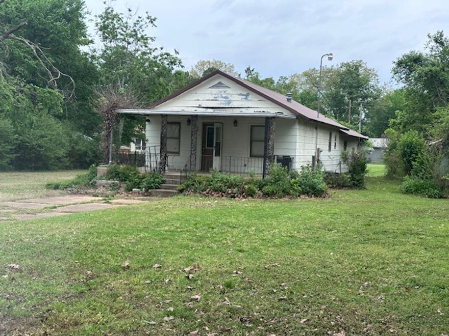 Attention Handyman: Ideal Fixer-Upper two minutes to Bull Shoals Lake & the White River! This property is situated on two level lots within walking distance to essential amenities, including a grocery store, post office, hair salon, and the VFW. The vacant lot offers a great opportunity to build your garage or carport. Enjoy a peaceful setting from the covered patio. This three-bedroom, one-bath home presents an excellent opportunity for a vacation retreat or a flip project. Additionally, the 12x23 unfinished bonus room provides ample potential for customization. Home offers city water, city sewer and high-speed internet. Home sold “as is” with no repairs made by seller.