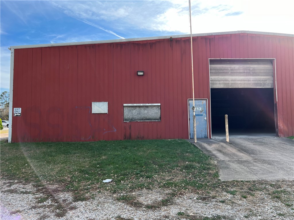 Large warehouse space close to Downtown Rogers, with loading dock and commercial sized garage doors. Private bathroom and office spaces. Corner lot and unit. Property could be used for multiple uses, the possibilities are endless.