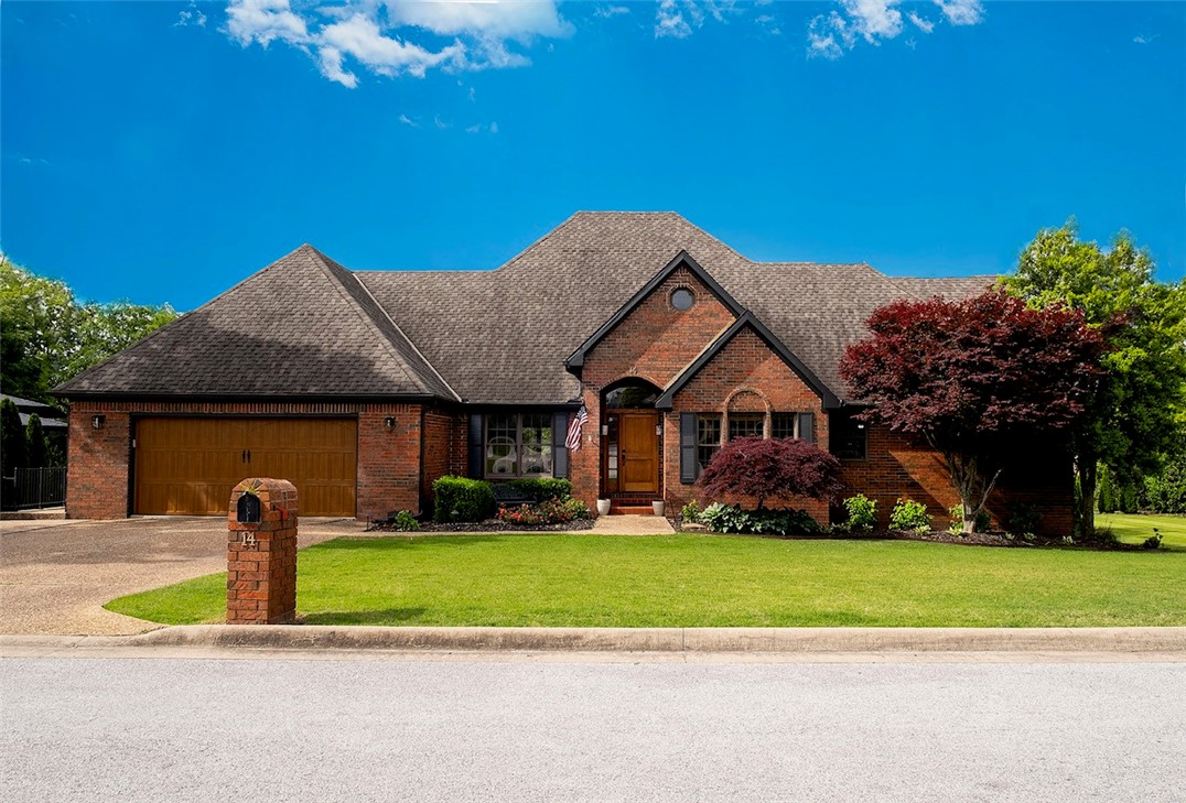 Experience an elevated lifestyle right in the heart of NWA! Feel right at home in the prestigious gated community of Pinnacle Country Club.
What you'll love:
Vibrant tennis and golf neighborhood, home to the NWA LPGA Championship and the only clay courts in the region. Pull out of the neighborhood and you'll find yourself within a golf cart drive proximity to top-tier concerts at the outdoor amphitheater, Ruth's Chris steak house, Wrights BBQ, multiple coffee shops, shopping malls, and Top Golf.