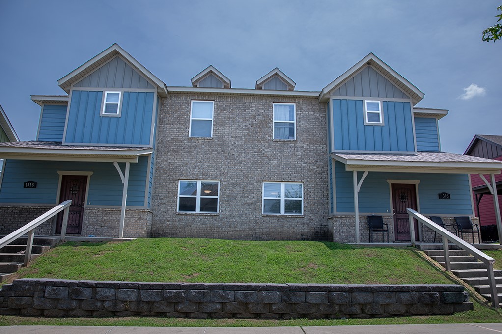 Rare opportunity to own a nearly new duplex just 8 minutes from the University of Arkansas! Each unit offers 4 spacious bedrooms, 4.5 baths, and approx. 2,000 sq ft of modern living featuring sleek granite countertops, enjoy modern finishes throughout. Includes a convenient half bathroom for guests and spacious garage with plenty of storage.
Perfect for student housing, extended families, Located in a high-traffic area near local shopping centers parks and entertainment. Strong rental potential. Live in one, rent the other – or rent both for maximum cash flow! Contact now for more info or a private showing.