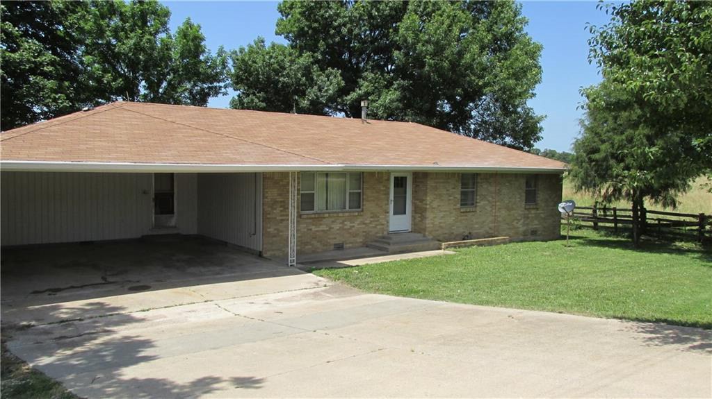 3 bedroom & 1.5 bathroom house on the way to Avoca with an attached carport. The fireplace is not functional and is sealed off. Tenants do not have access to the barn or surrounding field.