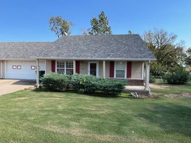 Centrally located duplex in Rogers. Not in a duplex community. Cozy but spacious in this 2 bedroom/2 bath duplex with large bedrooms featuring walk in closets. Large, kitchen with a nice sized open back deck. 2 car garage on each side, located between units adds privacy/sound separation. Convenient to Pinnacle Shopping, restaurants and the Rogers Aquatic Center. Lawn care is maintained by owner.