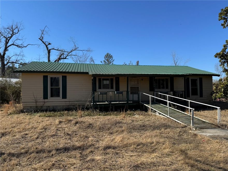 This 3 bedroom/2 bath home sitting on .57 ac/ml with a 32/40 shop may be just what you’re looking for. Located not far from the Norfork & White River access. This might be a great fishing vacation get away. Schedule a showing today.