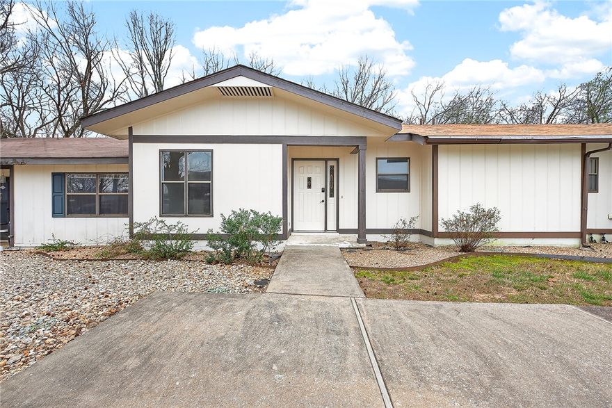 Thoughtfully updated and move-in ready, this high-value, low-maintenance 2-bed, 2-bath townhouse offers a practically NEW feel and boasts lifestyle perks perfect for retirees, outdoor lovers, and mountain bikers alike. Location Perks are at a premium too. Located in the popular Metfield area, minutes from the Back 40, the Greenway, nearby walking trails, and less than 10 minutes to the new OZ Bike Park/Lift, w/ Downtown Bentonville just 20 minutes away. Inside, this home shines with newer HVAC, NEW water heater, NEW roof, fresh interior and exterior paint, NEW appliances, sinks, faucets, countertops, cabinetry, lighting, and a gorgeous NEW shower and NEW beautiful low maintenance white oak LVP flooring runs throughout. Enjoy great storage, a private back patio, and peaceful wooded views where deer often wander by. With abundant amenities, clubhouses, tennis courts, golf courses, and several lakes, 18 Eleanor is nestled within the Metfield Golf complex and is a hidden gem—there’s nothing left to do but move in!