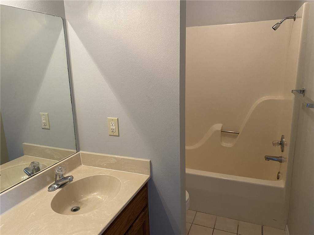 APPLEGATE SUB-BENTONVILLE - Residential Lease