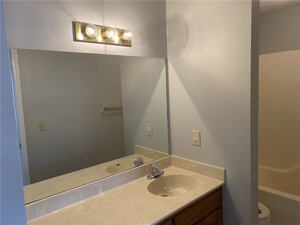 APPLEGATE SUB-BENTONVILLE - Residential Lease