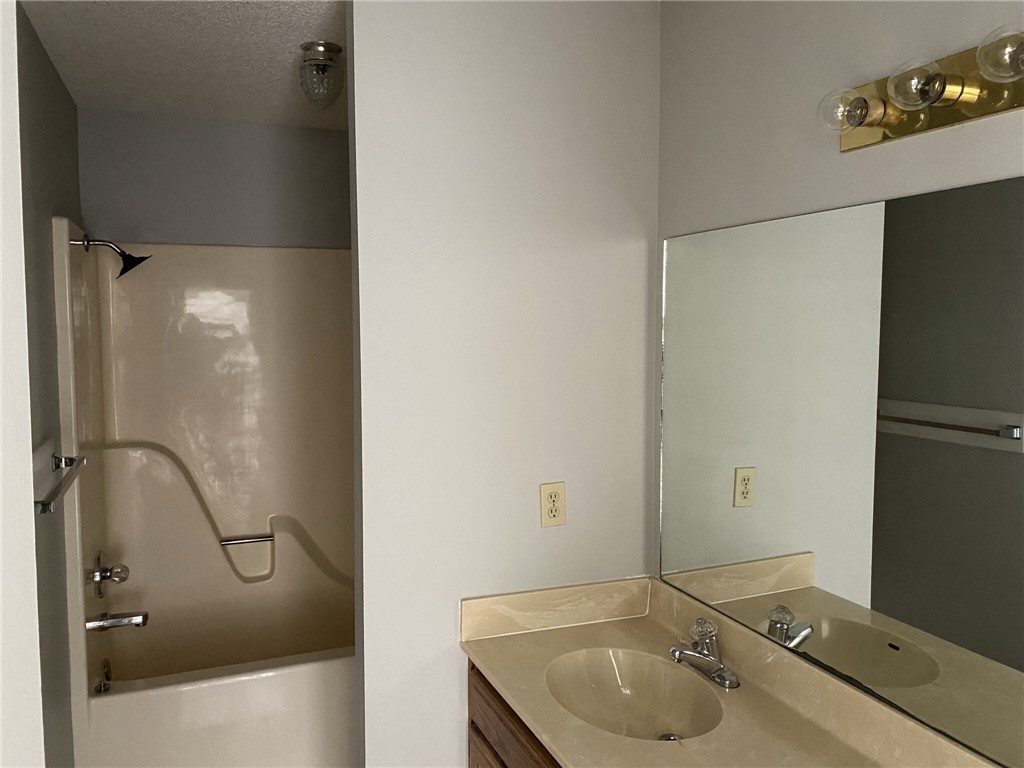 APPLEGATE SUB-BENTONVILLE - Residential Lease