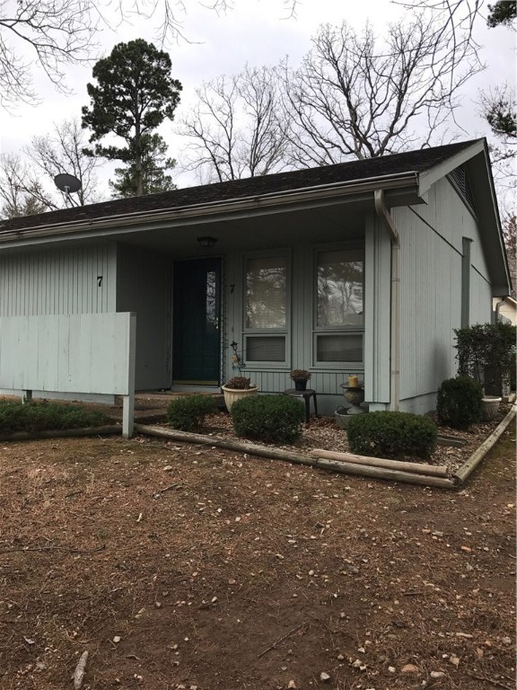 Exceptionally nice, clean, 2 bedroom townhome with granite countertops, wood floors and ceramic tile. hard to find one level home with large fenced courtyard in the back. storage shed. great neighborhood for walking your pets. Owner providing home warranty.
