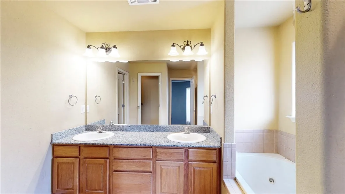 Bentonville, Arkansas 72713, United States, 3 Bedrooms Bedrooms, ,2 BathroomsBathrooms,Residential,Pending,78268